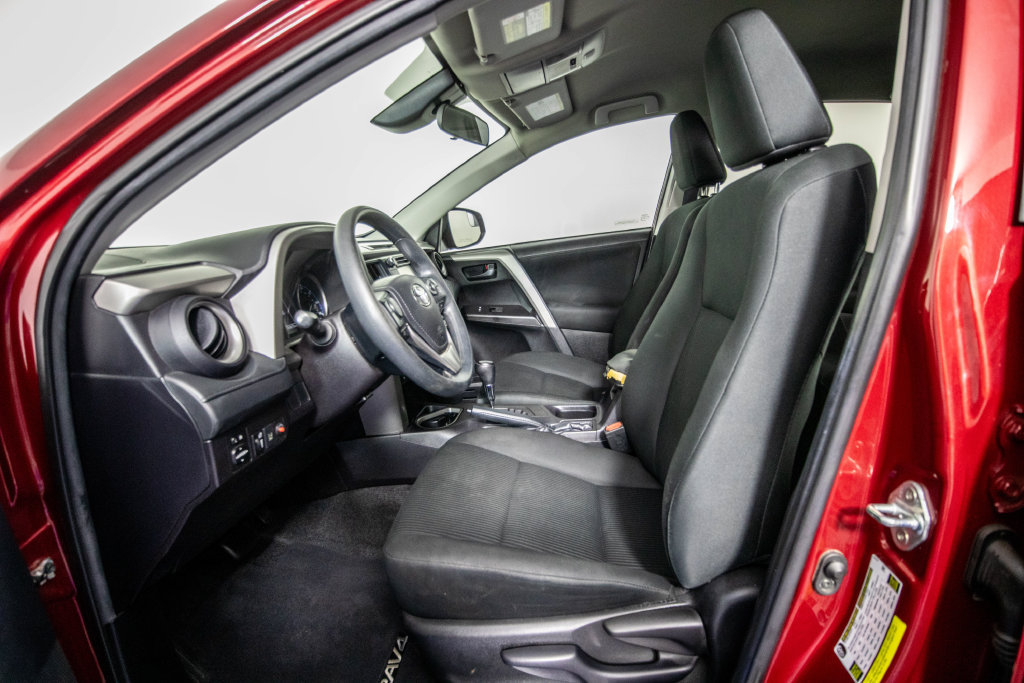 Used 2018 Toyota RAV4 LE FWD image 8