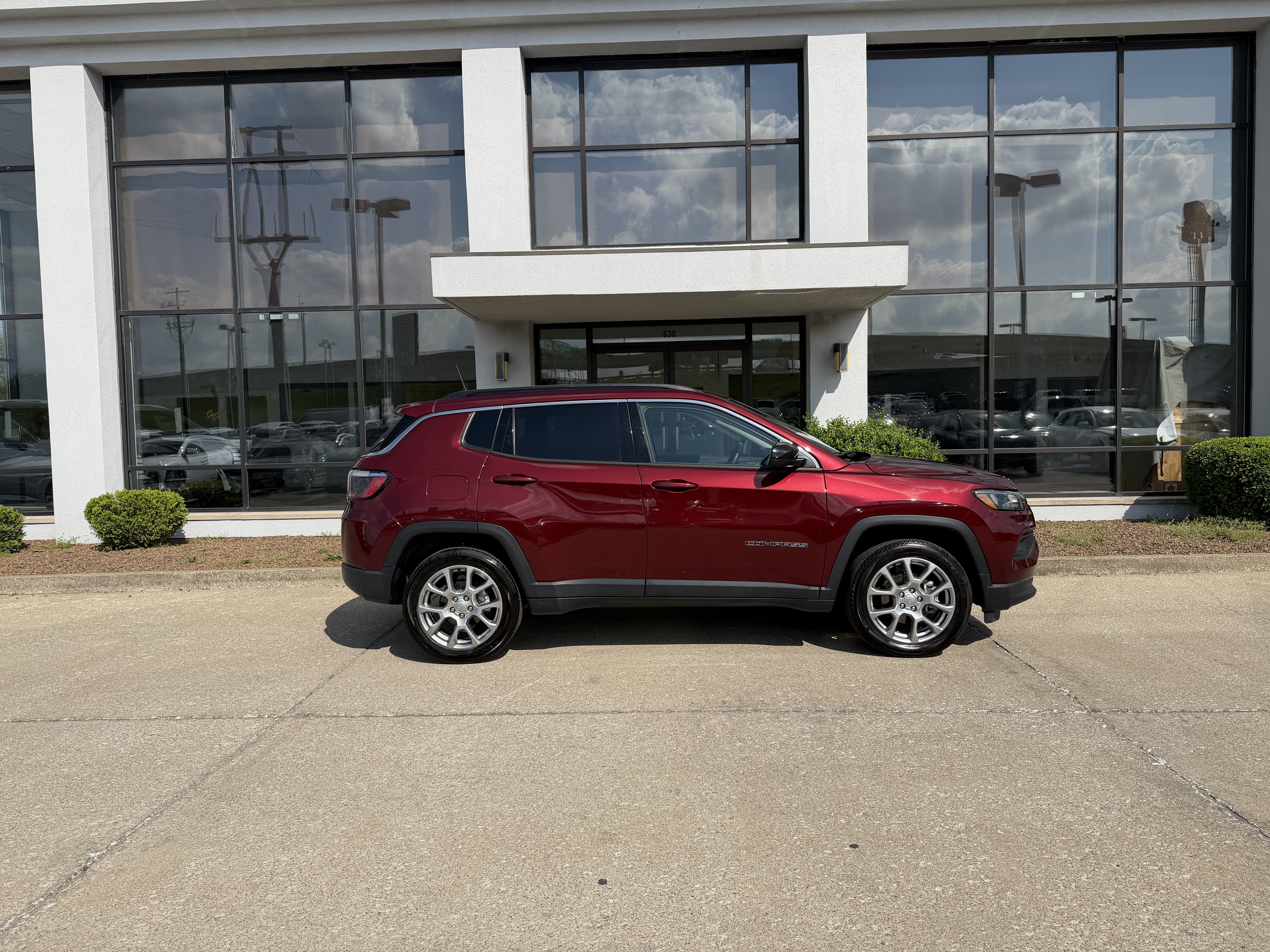 Used 2022 Jeep Compass Latitude AWD/4WD image 3