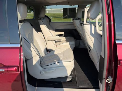 Used 2018 Chrysler Pacifica Limited w/ Advanced Safetytec Group FWD image 33