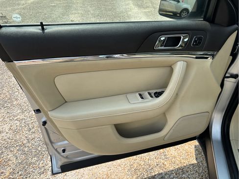 Used 2013 Lincoln MKS FWD image 19