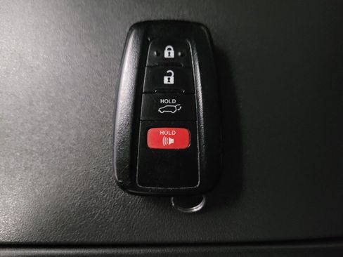 Used 2020 Toyota Highlander XLE FWD image 32