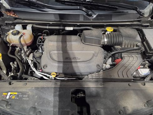 Used 2023 Chrysler Voyager LX FWD image 9