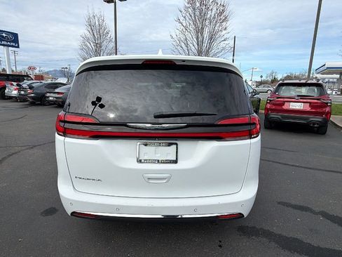 Used 2022 Chrysler Pacifica Touring-L w/ Uconnect Theater Family Group FWD image 5