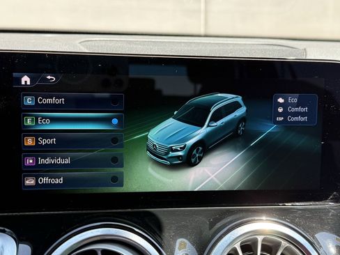 Used 2025 Mercedes-Benz GLB 250 4MATIC image 9