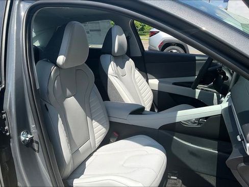 New 2025 Hyundai Elantra Limited image 30