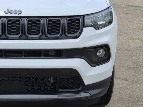Used 2025 Jeep Compass Latitude w/ Convenience Group AWD/4WD image 4