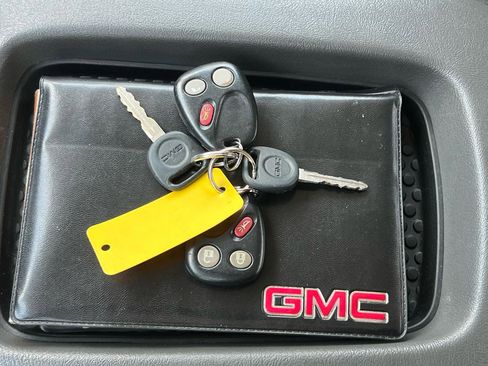 Used 2004 GMC Sierra 1500 SLE w/ Safe And Sound Package RWD image 81