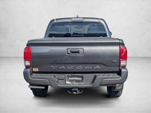 Used 2018 Toyota Tacoma TRD Off-Road w/ Technology Package AWD/4WD image 7