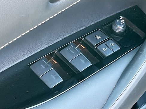 Used 2023 Toyota Corolla SE w/ SE Premium Package FWD image 18