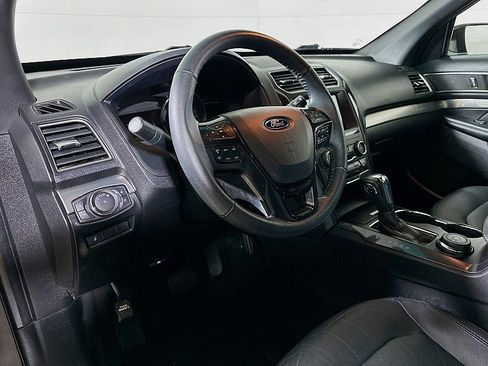 Used 2018 Ford Explorer XLT w/ Equipment Group 202A AWD/4WD image 9