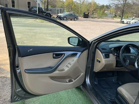 Used 2013 Hyundai Elantra GLS w/ Preferred Pkg image 15