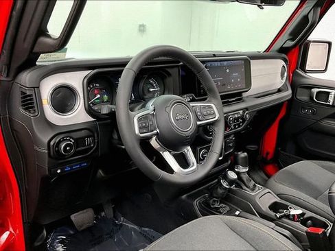 Used 2025 Jeep Wrangler Unlimited Sahara w/ Safety Group image 17