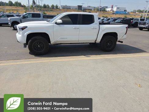 Used 2025 Toyota Tacoma SR5 AWD/4WD image 15