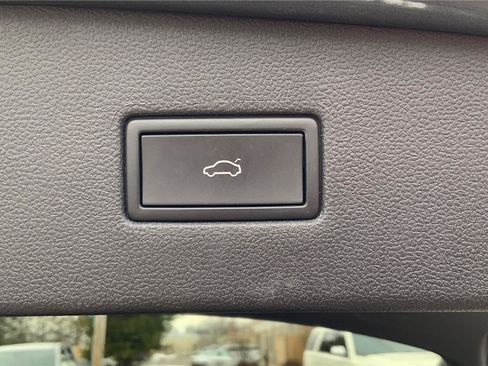 Used 2024 Volkswagen Tiguan SE image 31