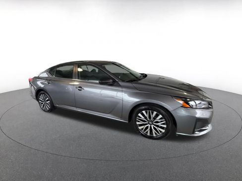 Used 2026 Nissan Altima 2.5 SV FWD image 2