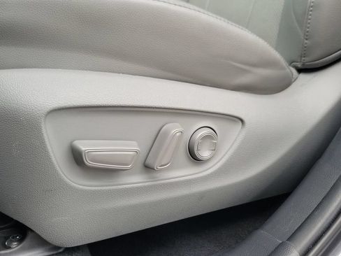 Used 2023 Toyota Highlander Limited FWD image 16