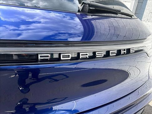 Certified 2023 Porsche Macan AWD/4WD image 33