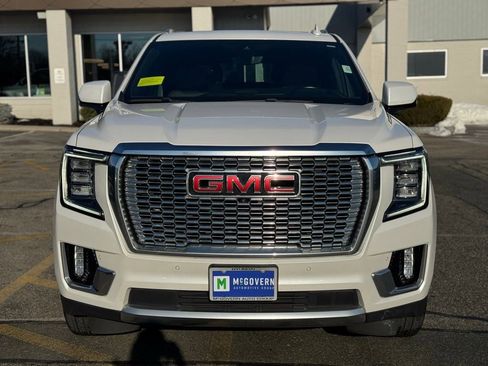 Used 2022 GMC Yukon Denali w/ Denali Premium Package image 9