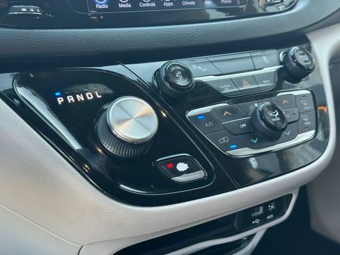 Used 2017 Chrysler Pacifica Touring-L Plus FWD image 21