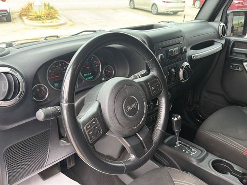 Used 2018 Jeep Wrangler Unlimited Sahara w/ Connectivity Group AWD/4WD image 16