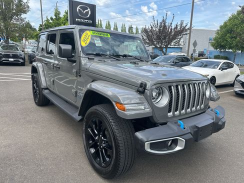 Used 2022 Jeep Wrangler Unlimited Sahara w/ Cold Weather Group AWD/4WD image 4