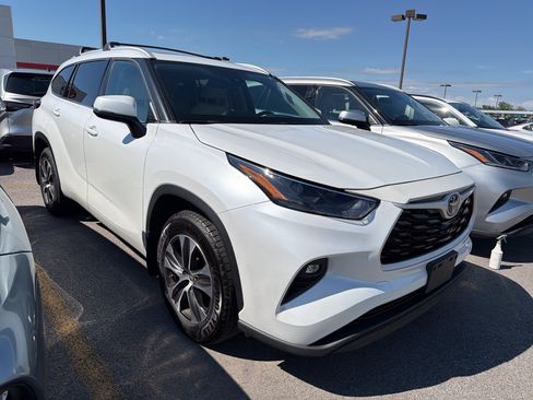 Used 2022 Toyota Highlander XLE AWD/4WD image 2