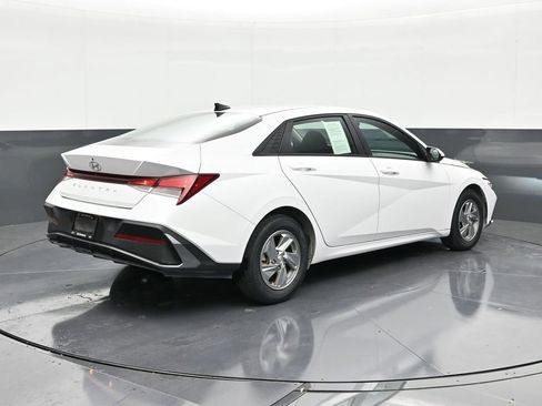 Used 2024 Hyundai Elantra SE image 5