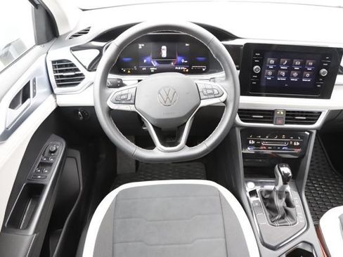 Used 2025 Volkswagen Taos SE FWD image 17
