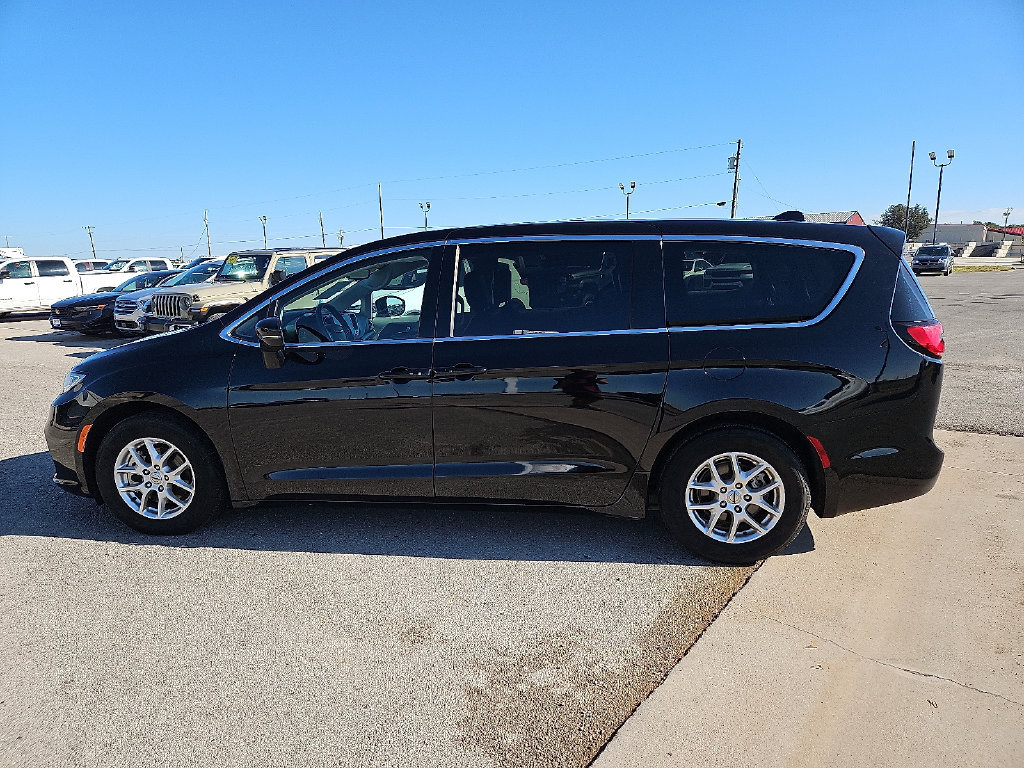 Used 2024 Chrysler Pacifica Touring-L FWD image 3