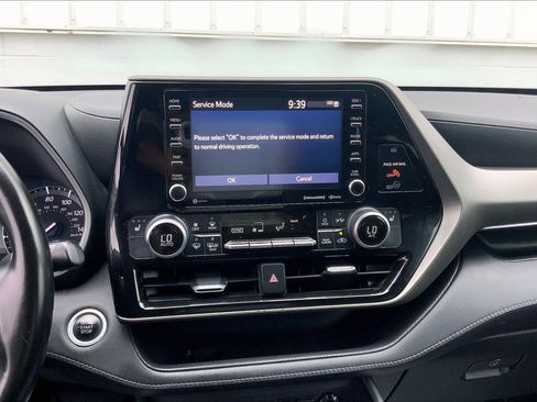 Used 2021 Toyota Highlander XLE FWD image 39