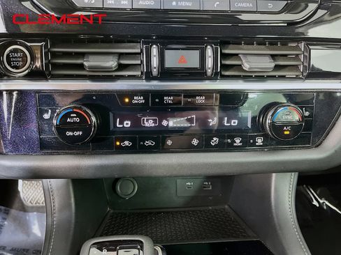 Used 2024 Nissan Pathfinder SV FWD image 22