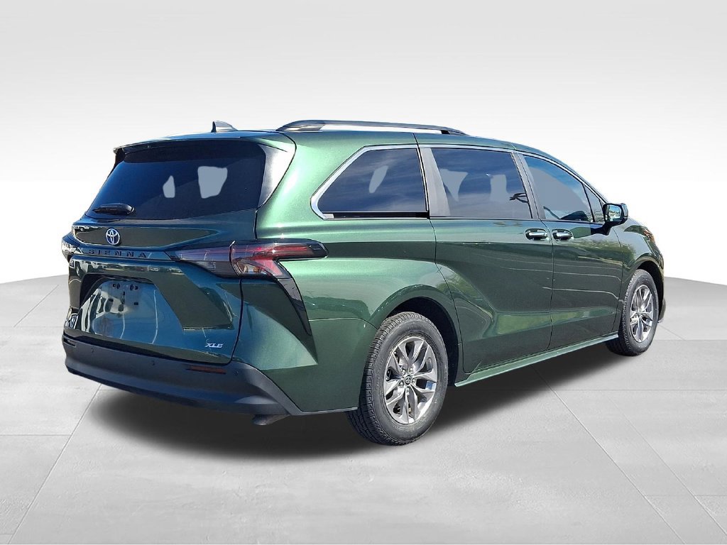 Certified 2025 Toyota Sienna XLE FWD image 9