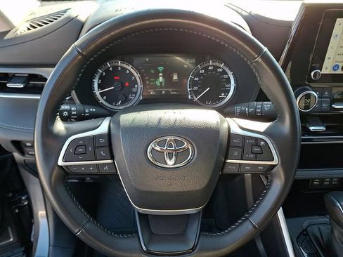 Used 2024 Toyota Highlander LE FWD image 22