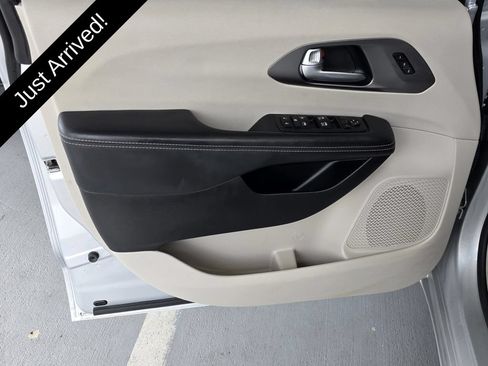 Used 2024 Chrysler Pacifica Touring-L FWD image 32