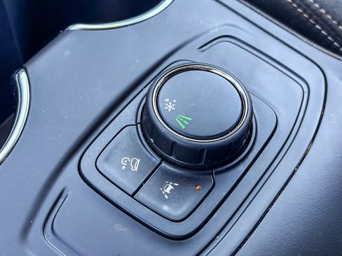 Used 2024 GMC Terrain SLE FWD image 34