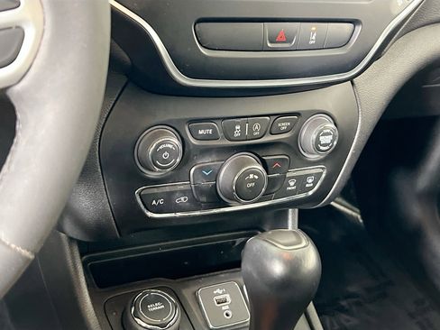 Used 2022 Jeep Cherokee Latitude w/ Sun & Sound Group image 15