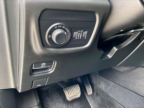 Used 2023 Jeep Grand Cherokee Laredo w/ Luxury Tech Group I AWD/4WD image 37