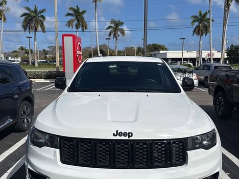 Used 2019 Jeep Grand Cherokee Laredo image 3
