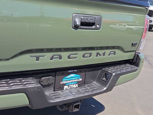 Used 2022 Toyota Tacoma TRD Off-Road w/ TRD Premium Off Road Package AWD/4WD image 15