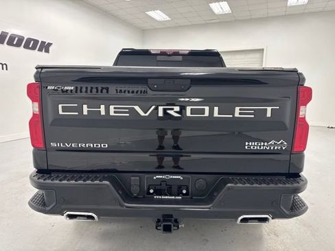 Used 2020 Chevrolet Silverado 1500 High Country w/ Technology Package AWD/4WD image 6