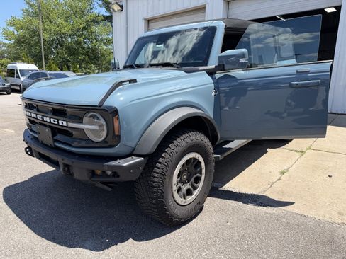 Used 2023 Ford Bronco Outer Banks w/ Sasquatch Package AWD/4WD image 2