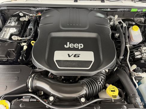 Used 2018 Jeep Wrangler Unlimited Sahara AWD/4WD image 11