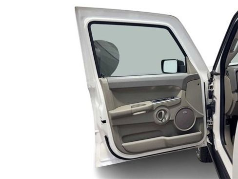 Used 2007 Jeep Commander Sport image 10