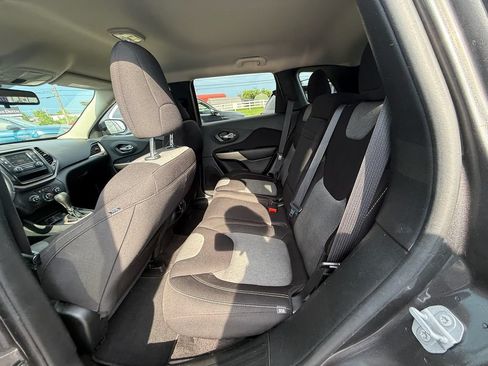 Used 2018 Jeep Cherokee Latitude w/ Altitude Package FWD image 19