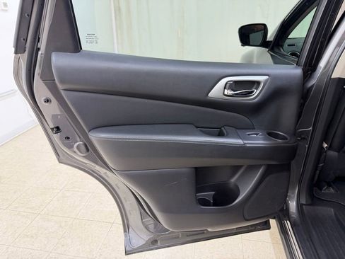 Used 2019 Nissan Pathfinder SL AWD/4WD image 18