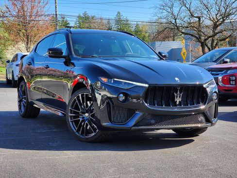 Used 2022 Maserati Levante Trofeo image 3