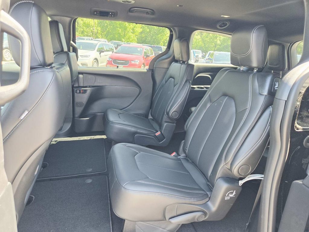 New 2026 Chrysler Pacifica Select w/ S Appearance Package AWD/4WD image 12