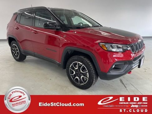Used 2025 Jeep Compass Trailhawk image 1