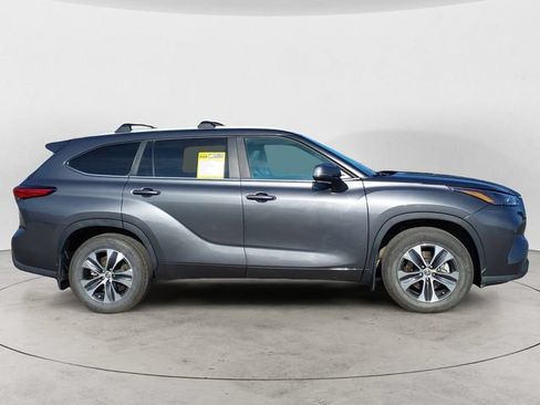 Used 2023 Toyota Highlander XLE FWD image 4