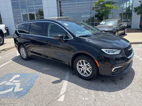 Used 2024 Chrysler Pacifica Touring-L FWD image 28